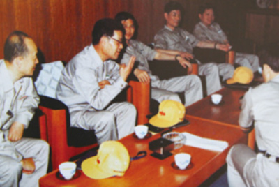 为了学习外国先进手艺和治理要领，，前往引进手艺与装备的国家举行实地考察。。薛仲光厂长在日本。。