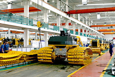 糖果派对官网90年月建成的海内最大的间歇式推土机总装线