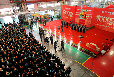推土机事业部总装工厂盛大举行推土机第50000台下线庆典仪式。。这一激感人心的历史时刻标记着50000台不但仅是一个数目的积累，，更是糖果派对官网治理水平、、、生产规、、、制造手艺、、、研发能力、、、销售能力等综合能力的体现，，标记着糖果派对官网推土机工业整体实力进一步增强，，是从量变到质变的飞跃。。