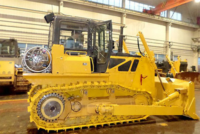 天下上第一台燃气型履带式推土机——SD20-5（LNG）在研究总院新产品试制中心下线。。SD20-5（LNG）履带式推土机是公司顺应行业开展趋势开发的一款节能、、、环保产品，，整机接纳自然气专用发念头，，燃烧后无积炭，，知足stageIIIA排放，，寿命更长，，维修频率更低。。