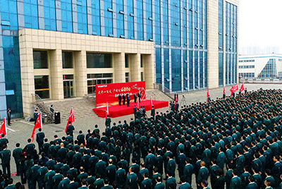 糖果派对官网股份公司“大干一百天 产销过4000”劳动竞赛在公司总部大楼前盛大召开