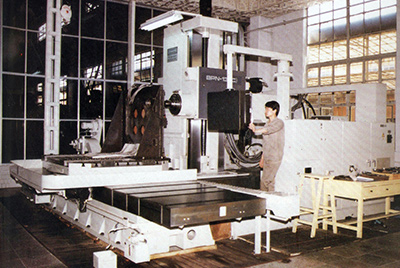 BPN-13B(R4)数控卧式加工中心。。厂房扩建加大，，装备填平补齐，，增添精、、、大、、、稀装备，，新上生产线，，提高企业装备素质，，使糖果派对官网厂成为名副着实的大马力推土机生产厂。。