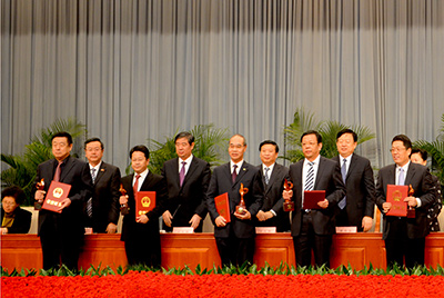 会上对获得“省长质量奖”的企业和个人举行了表扬，，糖果派对官网股份位居榜首，，公司董事长张秀文从省长姜大明手中接过了代表山东质量治理最高声誉的“金拇指”奖杯。。