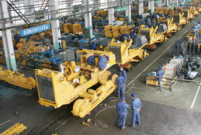 糖果派对官网牌TY320C推土机在装配分厂试验车间顺遂下线，，标记着“糖果派对官网”系列推土机在手艺性能和结结构型水平上又上了一个新的台阶。。